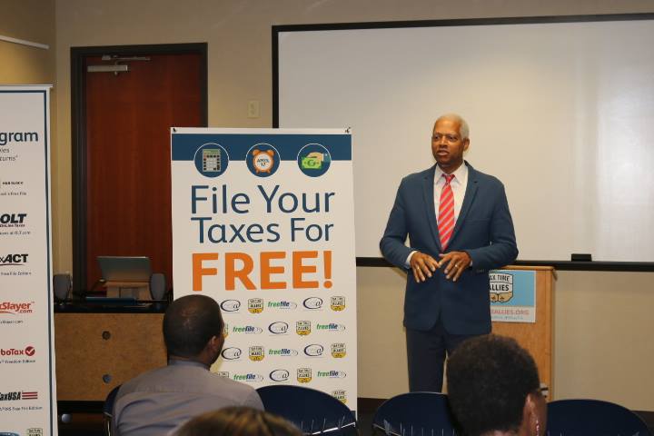 Congressman Johnson speaks to constituents at an IRS Annual Free File event at Stonecrest Library this week. 